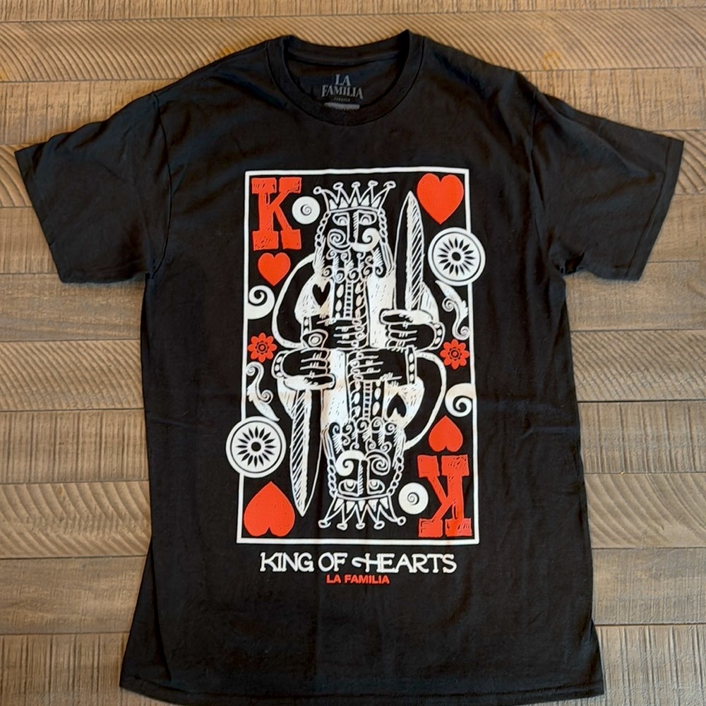 La Familia Forever King of Hearts Men’s T-Shirt Size Medium (NWOT)